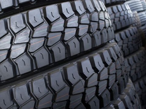 Voorkom schade aan truckbanden: Rij slimmer en verlaag de bandenkosten